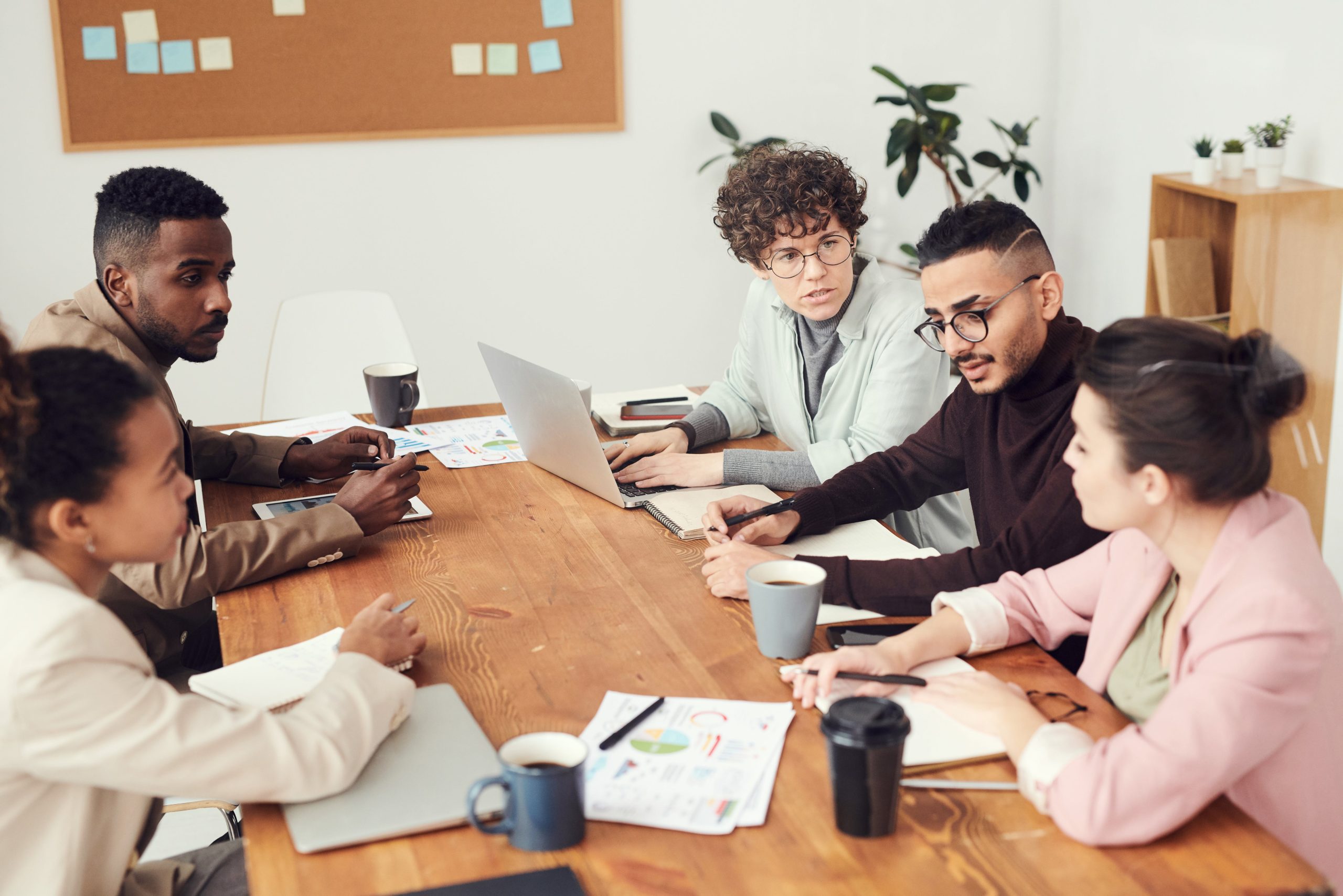 diverse-workplace-conversation diverse-workplace-conversation